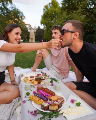 Keď sa pekné počasie stretne s voľným víkendom, je to signál, že treba vyraziť von. ☀ Zbaľte si deku, kamošov, niečo...