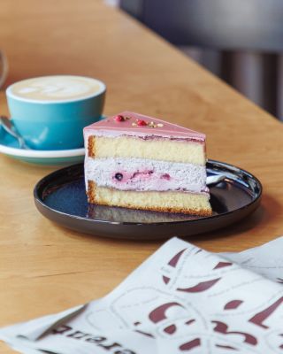 Pozdravujeme z @triplefivecoffee a pripomíname, že aj v tejto kaviarni si môžete vychutnať naše sladké dobroty. ☕🧁...