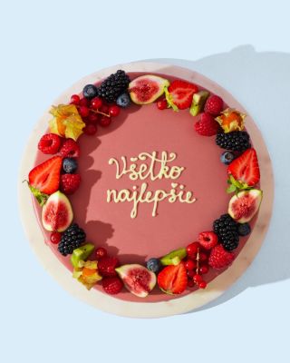 🎉 Nadýchaný piškótový korpus + jemná mascarpone plnka + ríbezle = Ruby Fruit Cake. Torta, ktorú si každý zamiluje. 🥰...